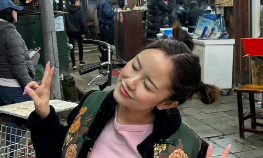 「臭豆腐は無理！」阪田マリン、台湾でオムカツカレーを前にダブルピース