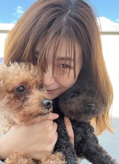 元バレーボーラー・木村沙織 愛犬にハグし0距離で犬吸い！？思わず満面の笑みが漏れる！