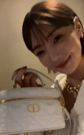 倉科カナ Diorのバックを片手にどこへ向かう