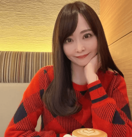 「もう、大人可愛いんだから…」奇跡のアラフィフ美女、ニット姿の”カフェDE対面・見つめるショット”にファンホット状態！