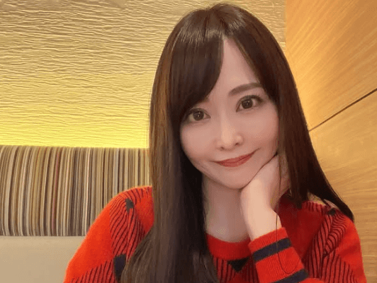 「もう、大人可愛いんだから…」奇跡のアラフィフ美女、ニット姿の”カフェDE対面・見つめるショット”にファンホット状態！