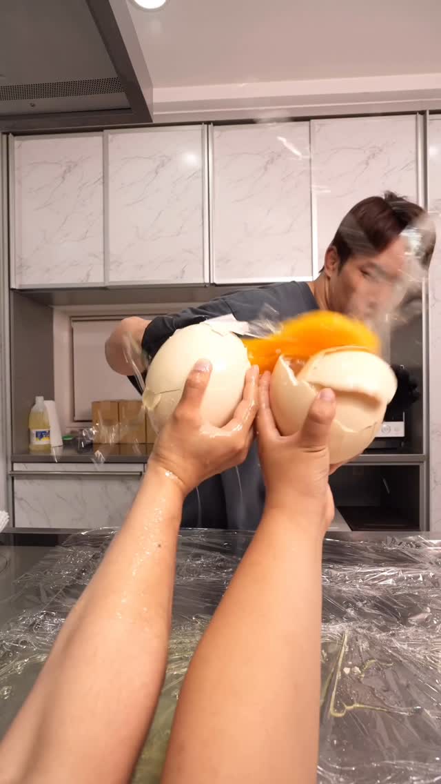 ワイルドな卵の割り方にキュン！朝倉海が〇〇に挑戦！？