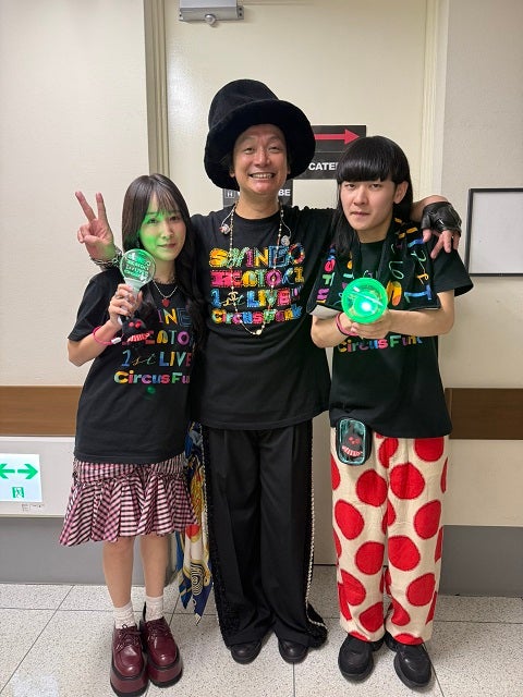 香取慎吾が1stライブツアーの福岡2DAYSを終える 駆けつけたあのシンガーソングライターたちとの3ショットを公開