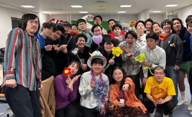 「大勢から祝福！」よしもと漫才劇場・“いつもたいしゃ”シンジ君のバースデーオフショットが話題