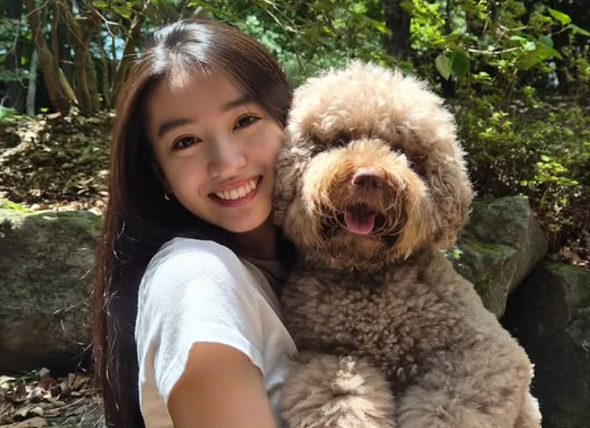 愛犬と自然光の中で笑顔！Kōki,、セルフィー撮影を楽しむひととき