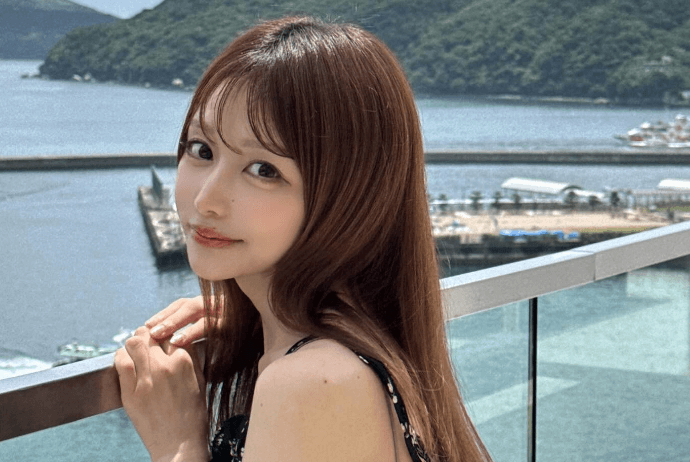 ドレスプロデューサーの美女、パワースポットへ！ブルーバックの”お清め・ショット”にファン夢中