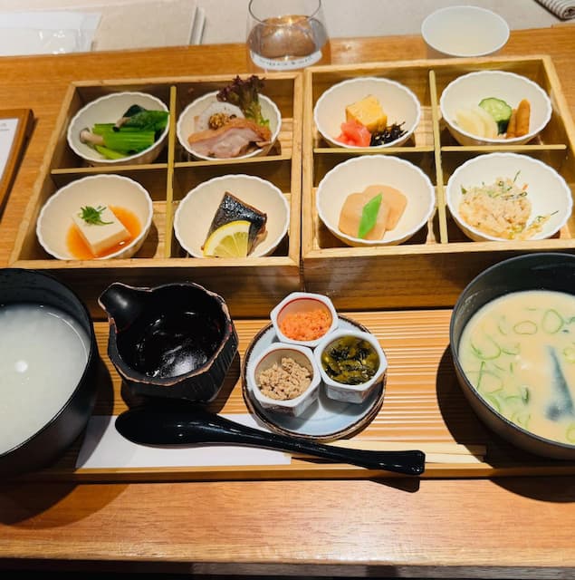 「なんてヘルシーな朝御飯でしょうか？」尾木ママが羽田空港で食べた朝食とは！？