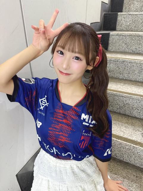 「FC東京ユニフォーム着たよ〜」Peel the Apple 山崎玲奈、