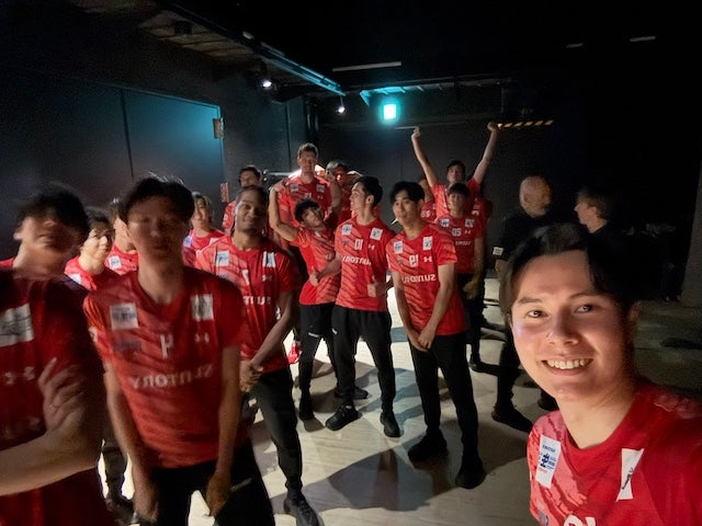 髙橋藍 オフ会でのチーム集合ショットを公開　「個性と自由でブレブレ、いいですね」とユーモアあふれる一言も