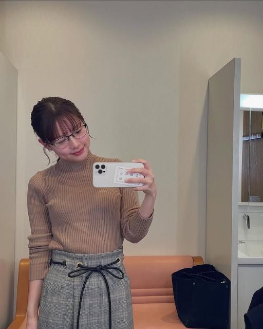 テレ朝・渡辺瑠海アナのニット姿の自撮りショットが可愛すぎると話題に！「衣装も秋冬らしく」