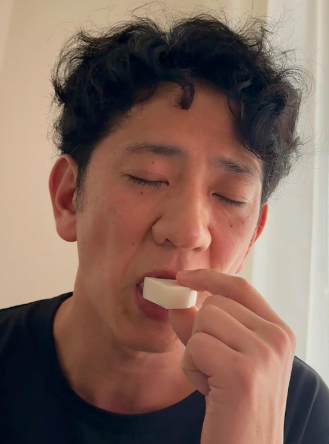 アンタッチャブル柴田、“無意識のかまぼこ食い”にファン爆笑！寝起き顔でお茶目な一面