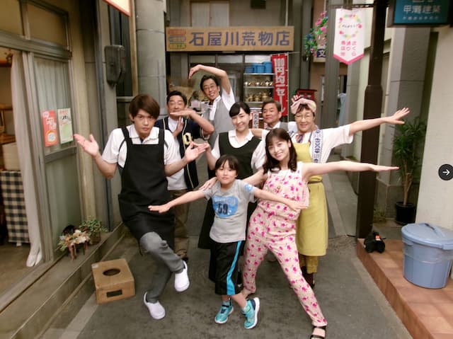 橋本環奈がXに写真投稿！「わいわい！がやがや！ 安定の商店街の皆様」