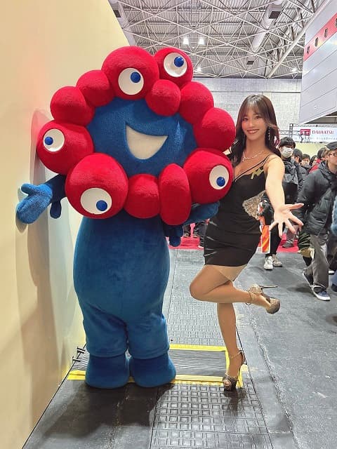 霧島聖子、あの万博キャラクターとの2ショットを投稿！嬉しそうな姿にファンも笑顔