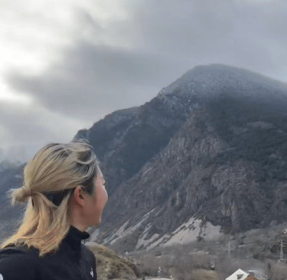 スキーモ・上田絢加、雄大な自然バックに坂道ランニング！軽快なステップにファン注目