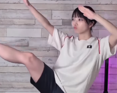 「真顔が可愛くて面白い笑」美女シンガー、”モノマネスキルが未熟なの・ダンシング”を披露！ファン拍手喝采「天才だね」