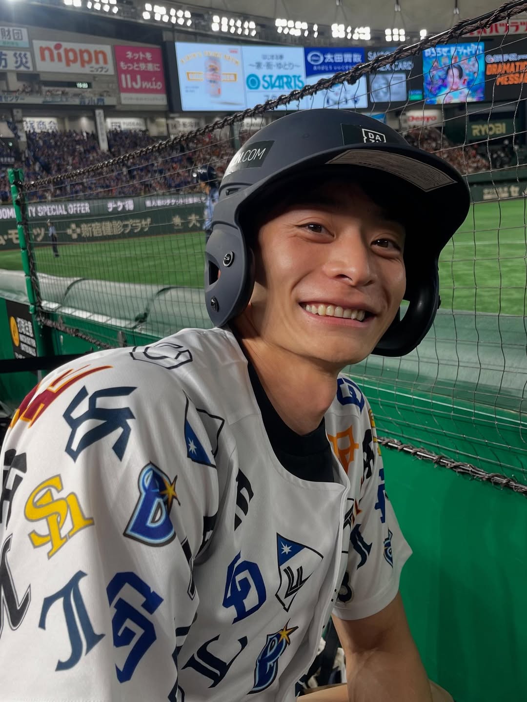 水泳・入江陵介が久しぶりのプロ野球観戦！ヘルメットをかぶる姿に「顔小さすぎ！」