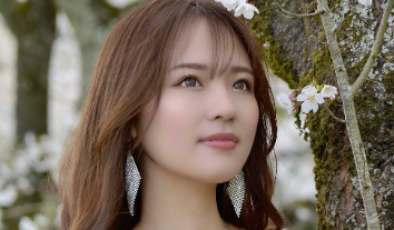 「桜に負けない美しさ…」中尾みほ、満開の花に包まれた春ショットが話題に