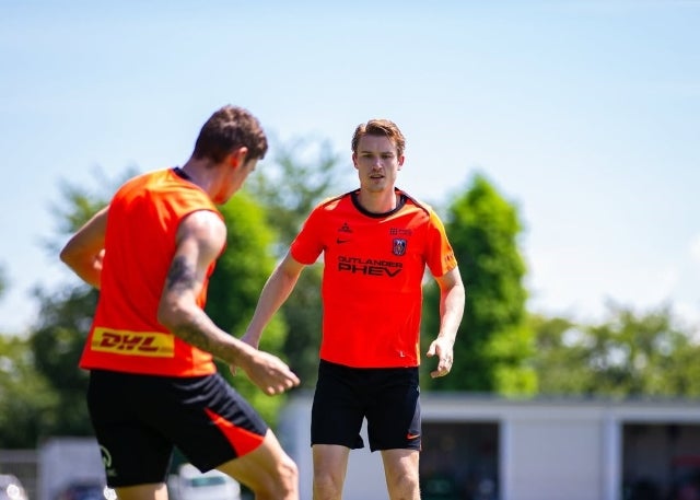 浦和レッズ、横浜FC戦へ最終調整。猛暑の中でも集中力を切らさず勝利へ気迫