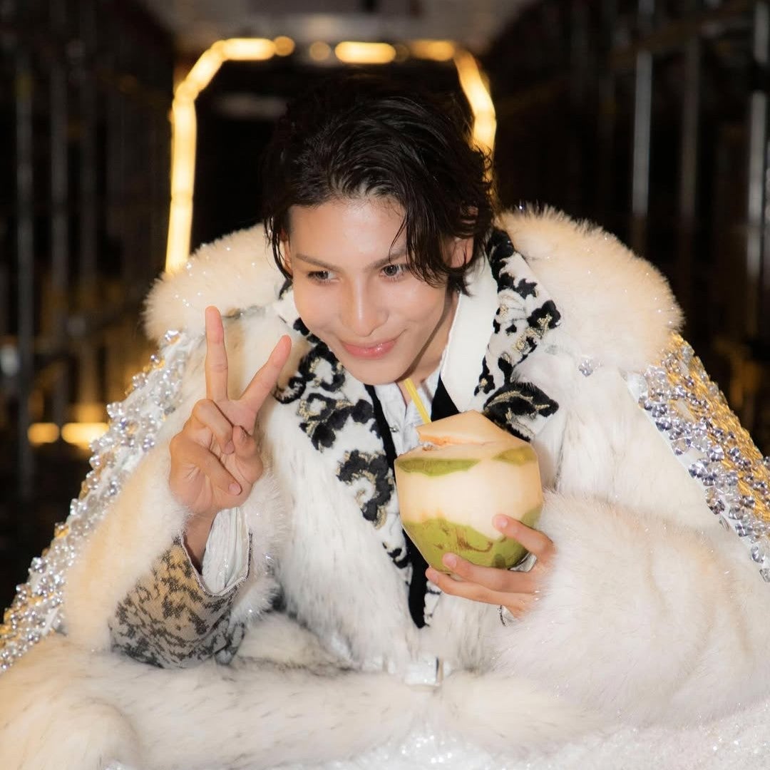 Snow Man ラウール、タイ・バンコクのフェスで圧巻のオーラ！ココナッツをステージドリンクに神ビジュ披露