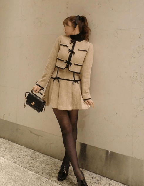 三上悠亜、”恋人待ちシチュ”でキャメルリボンの美脚ショットを披露し、ファン歓喜！