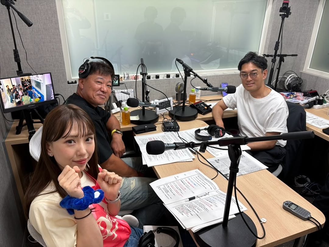 元プロ野球選手・福留孝介、東海ラジオ「SAKAEどらポジナイト」の放送室にて出演メンバーとの集合写真を公開！