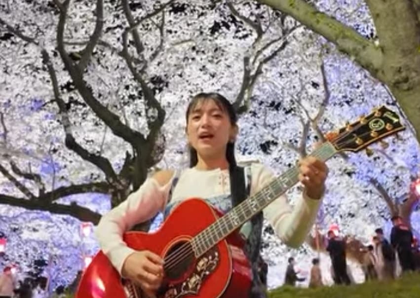 「これは贅沢すぎる花見」miwaが桜の下で弾き語り！動画を公開