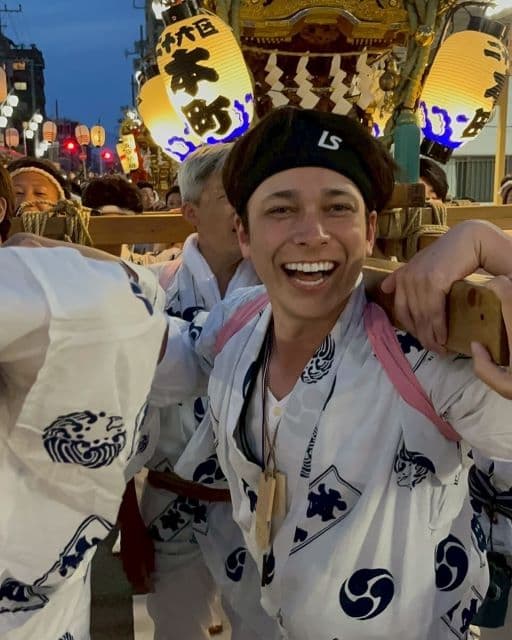 タレント・マーティン、小田原で神輿をかつぎ最高な笑顔のショットを公開！