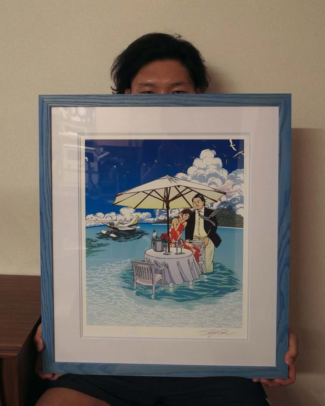 あの笑わない男がウェディングイラストを手にパシャリ