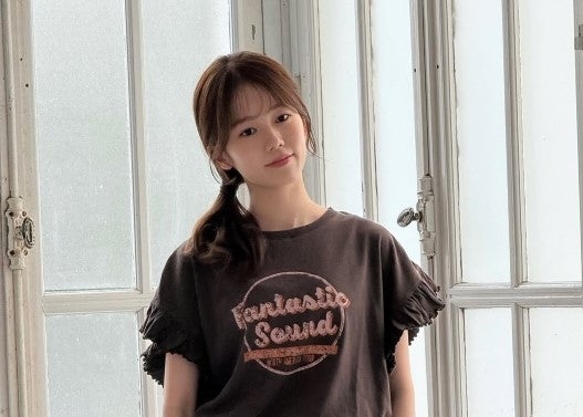 川口葵「自然光に包まれた朝の横顔」Tシャツ姿で見せた素顔の魅力