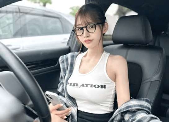 「スタイル神だし、かわいすぎる」人気ラウンドガール、車内＆屋外で魅せた”GOD・プロポーション”を披露！ファンTKO