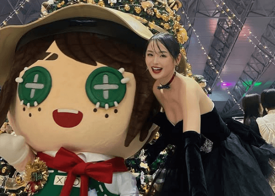 「キャワいすぎやろがいっ！」美女eスポーツゲーマー、大胆胸元あらわな”聖夜ショット”公開でファンうっとり