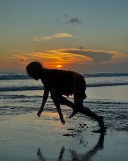 「何回見ても笑える」人気YouTuber バリでの満喫ショットに大爆笑?! 最新投稿にいいね5万越え