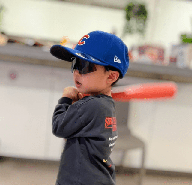 かわいさホームラン級⁉畠山愛理、パパ鈴木誠也のマネする長男の写真に「かわいい」の声