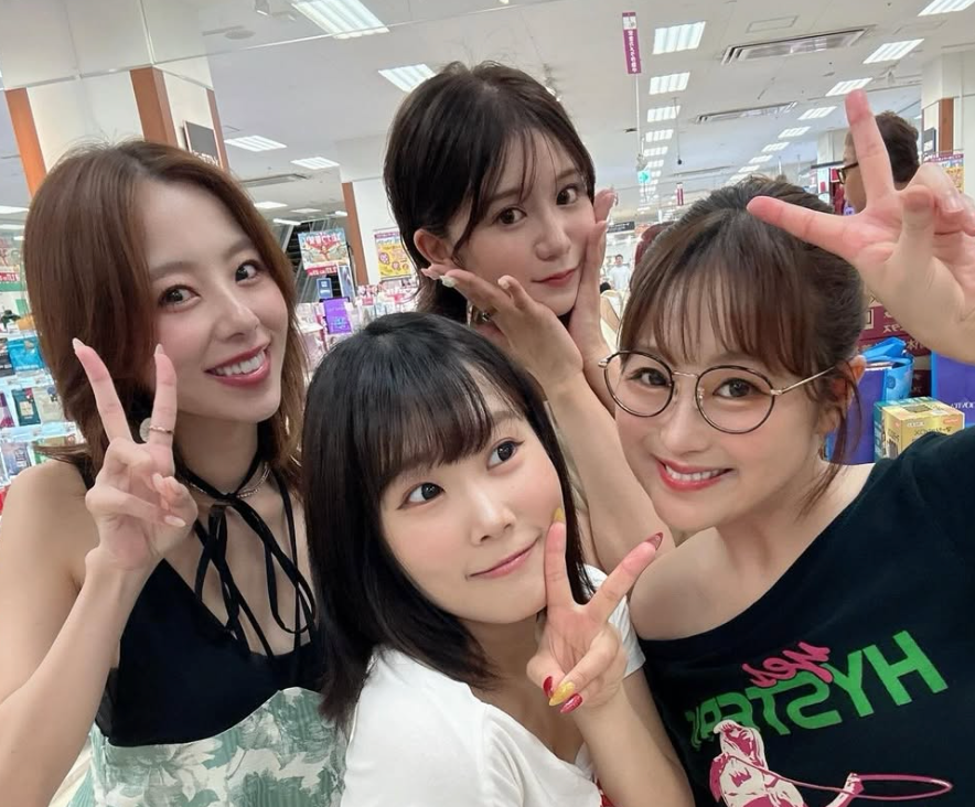 「めちゃめちゃ楽しい」鈴木奈々、仲間4人とのお仕事ショットで笑顔満開！