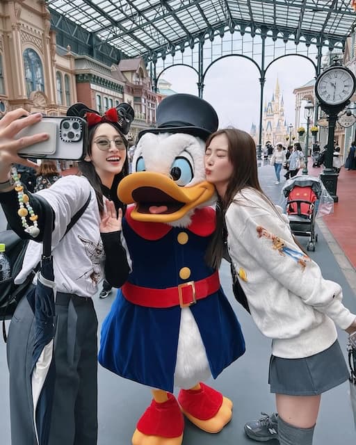 「らびゅー」内田理央、ディズニーランドを“師匠”とともに楽しむ！