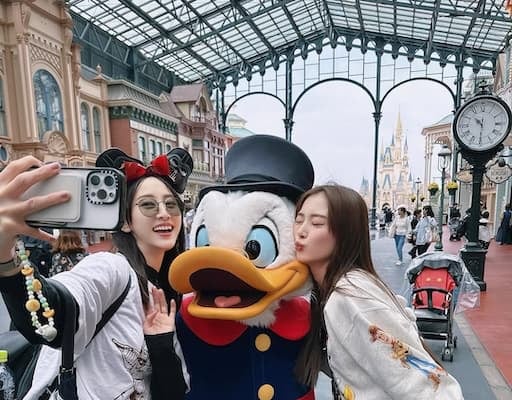 「らびゅー」内田理央、ディズニーランドを“師匠”とともに楽しむ！