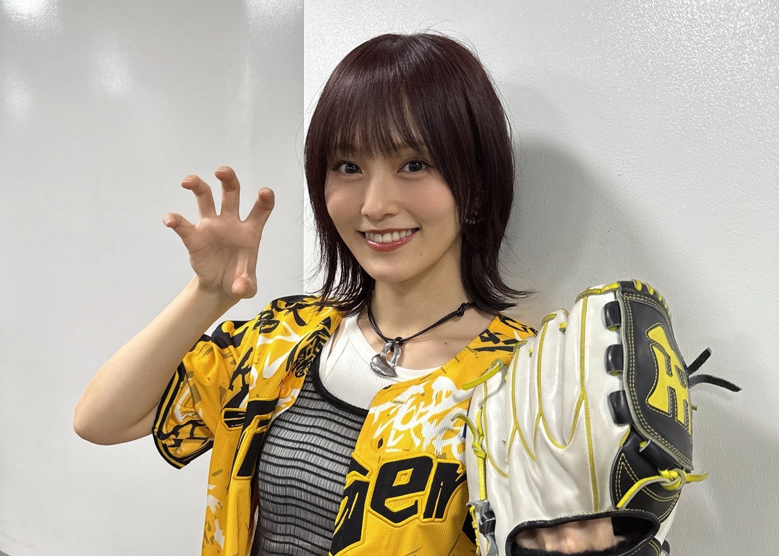 元NMB48・山本彩、始球式でノーバン投球を成功　阪神ユニ姿で堂々のマウンド登場