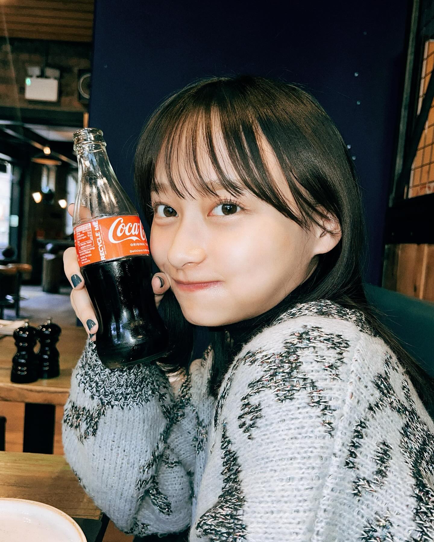 影山優佳がコーク瓶を片手にセルフィー披露🥰