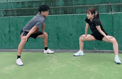 「ポニーテールに笑顔可愛い」テニス美女子、アップ中にアクシデント！？ほっこり動画にファン注目の眼差し