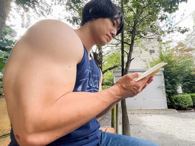 マクドナルド公式が本を読むマッチョ芸人の姿を投稿！「腕の太さと体が合ってない」と話題に