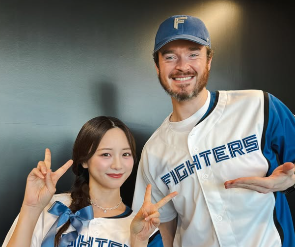 「同い年コンビ初共演」ファイターズDJ・マラカイ、森香澄と笑顔のツーショット