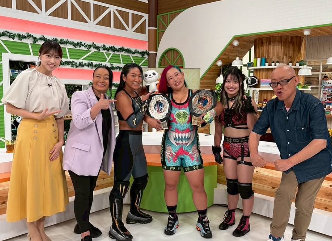 歓喜の再会！里村明衣子がテレビ出演で盟友との再会に笑顔