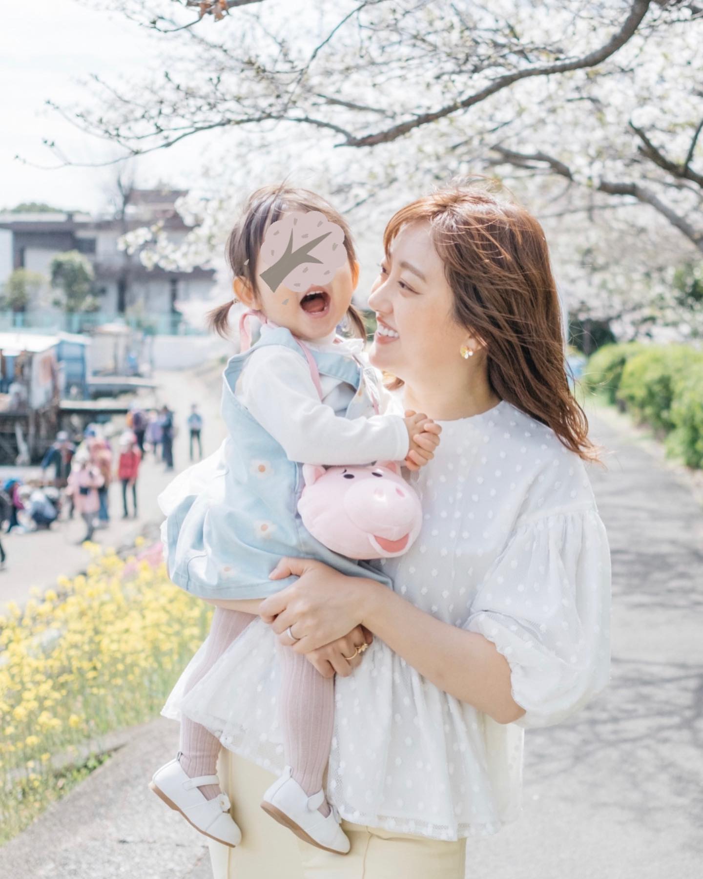 「幸せな家族👶💕」菊地亜美さん 満面の笑みの長女と2S🌈家族でのお花見ショット公開🌸