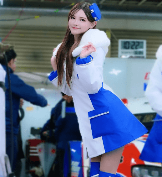 「メッチャ可愛い」美女レースクイーン・かえぴょん、サーキットで青光りのコスチューム姿にファン夢中！