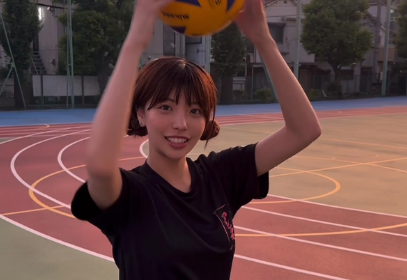「イチローやん」スポーツ美女子、”秘奥・背面キャッチ”の絶技を披露！ヴェールを脱いだ真の実力発揮に反響続々「しかもかわいい」