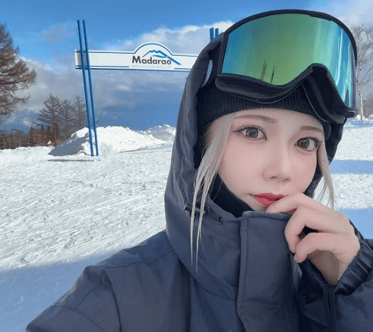 「可愛い…好きだ」金髪の美女スノーボーダー、”ゴーグル＆触覚ヘア”の美麗ゲレンデショットにファン歓喜！