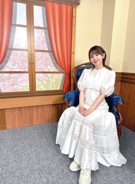 鬼頭明里が特番オフショットを披露、白の衣装が可愛いと話題に