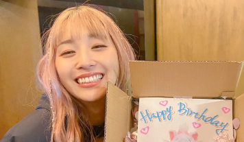 「笑顔が眩しすぎる！」浅川梨奈、愛が詰まったバースデーケーキにファンもほっこり