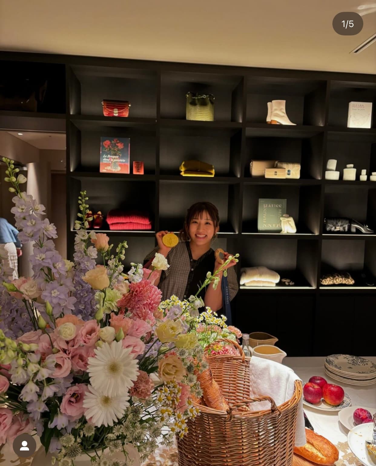 両手に🥇🥉を持ってにっこり　須﨑優衣可愛らしい秋の色合いコーデを披露！