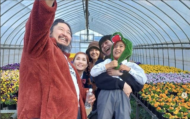 平野ノラ映画撮影の合間にほっこり一コマを投稿「お花と仲間がいるぜ！」